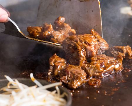 葛西でお好み焼きをお探しならぜひ、鉄板焼き＆お好み焼き どーながへお越し下さい。 当店は隠れ家的な雰囲気で、カウンター席では店主の鉄板さばきをお楽しみ頂けます。 テーブル席では、ごゆっくり美味しいお料理をお召し上がりください。